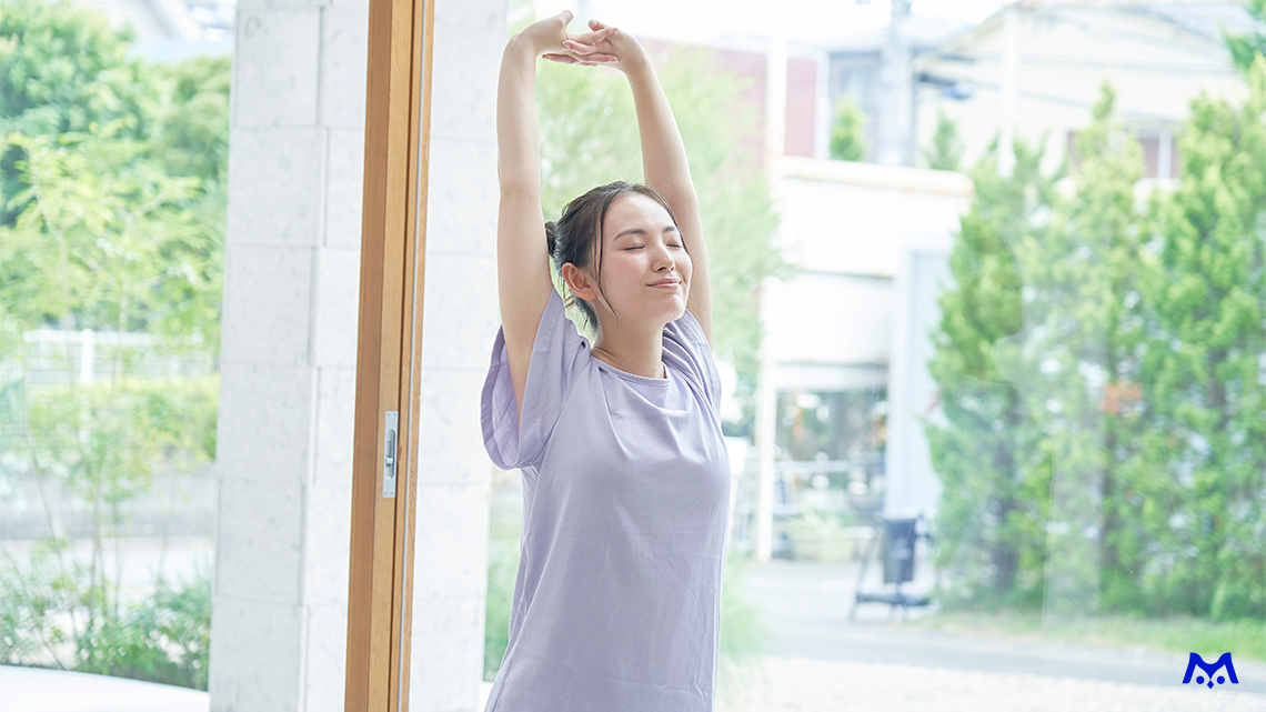 リラックスして呼吸を整える人のイメージ